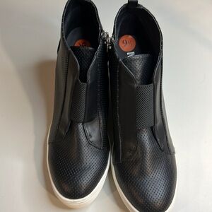 Mia Black Wedge Platform Booties Size 9.5